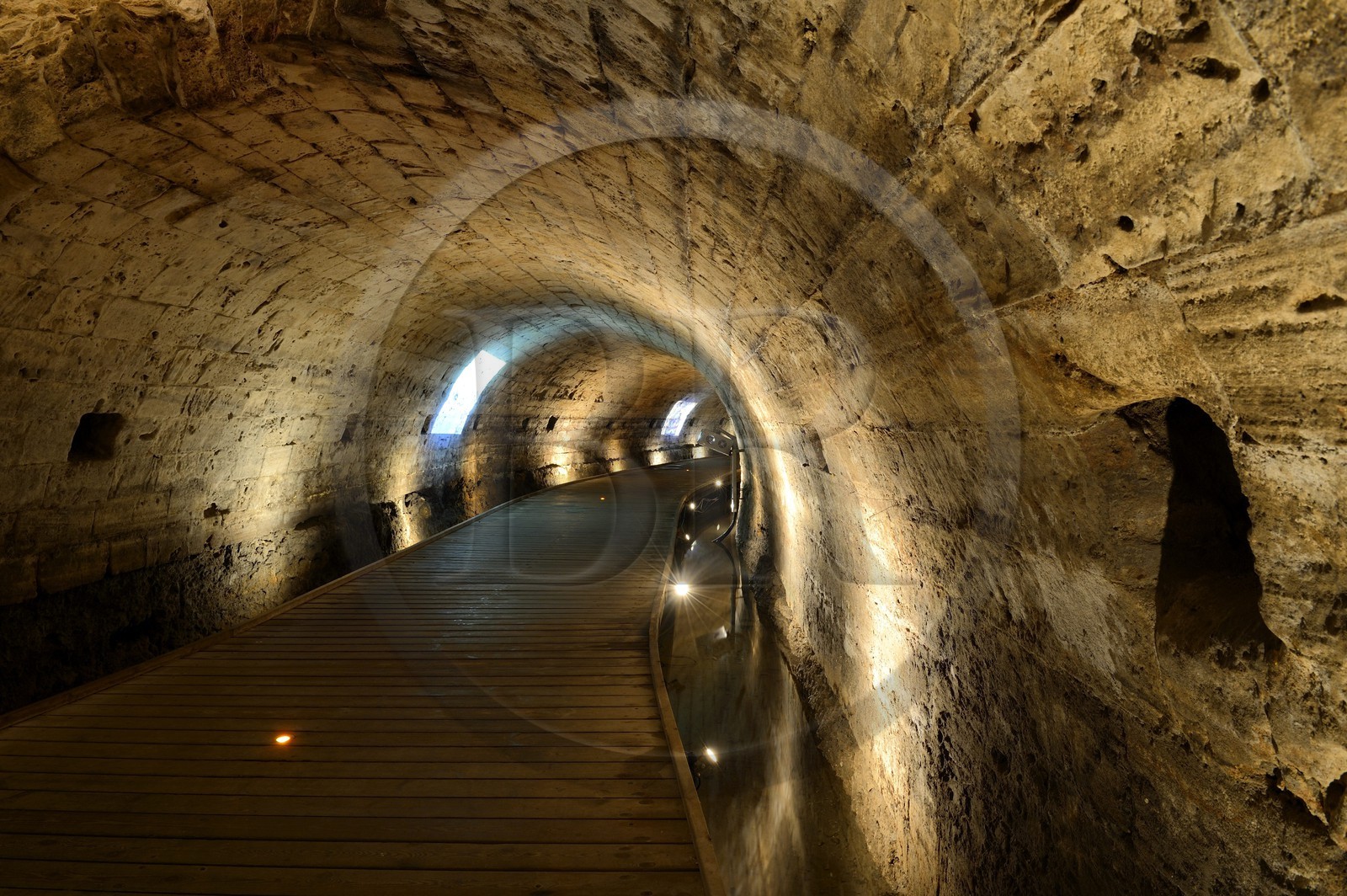 Israel, district Nord, Galilée, Acre (Akko), vieille ville, classée Patrimoine Mondial de l'UNESCO, le tunnel des Templiers long de 350 de long mène du Palais Templiers qui a été détruit en 1921 jusqu'au port d'Acre à l'est, il a été construit à la fin du 12ème siècle mais seulement découvert en 1994
