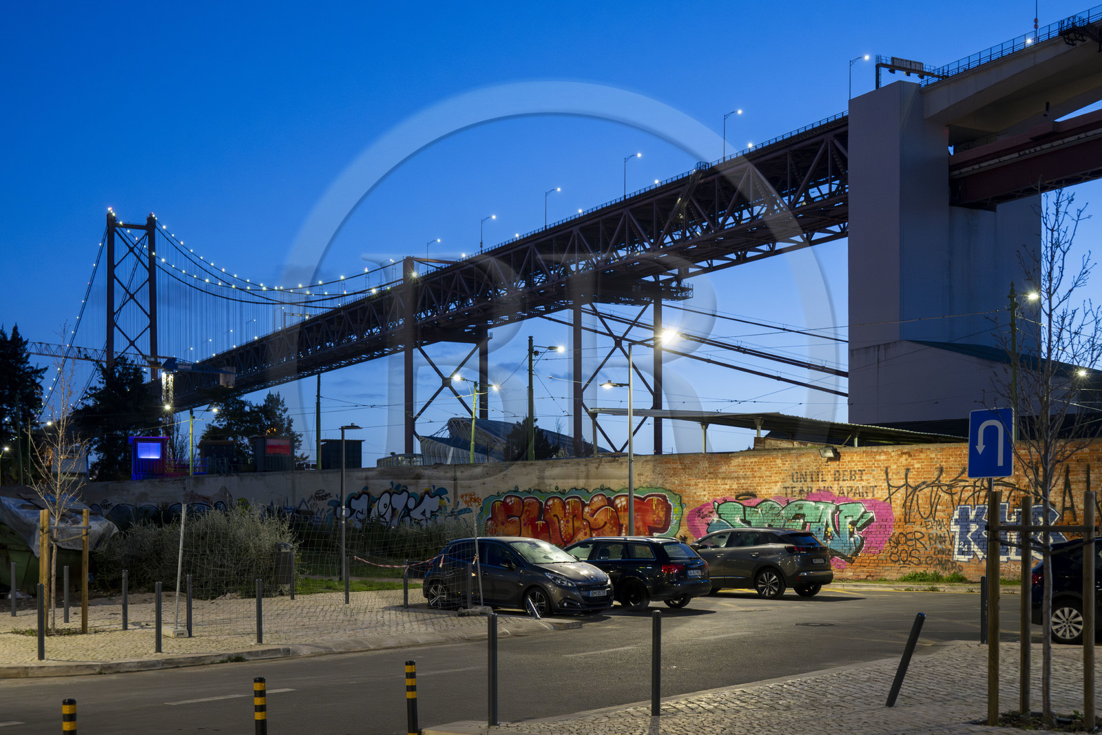 Portugal, Lisbonne, quartier Alcantara, parking du LX Factory sous le Ponte 25 de Abril