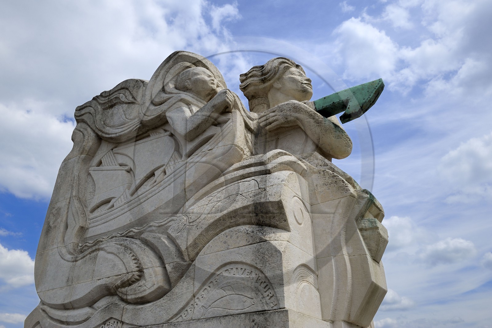 France, Seine-Maritime (76), Rouen, pont Boieldieu sur la Seine, oeuvre du sculpteur Jean-Marie Baumel qui représente les Vikings voguant sur un drakkar
