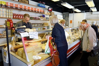 Sweden, Västra Götaland, Göteborg (Gothenburg), the main covered market Saluhallen, cheese merchant