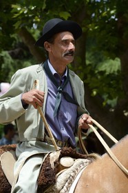 Argentine, province de Buenos Aires, San Antonio de Areco, fête du Jour de la Tradition (Dia de la Tradicion), gaucho à cheval défilant en habit traditionnel