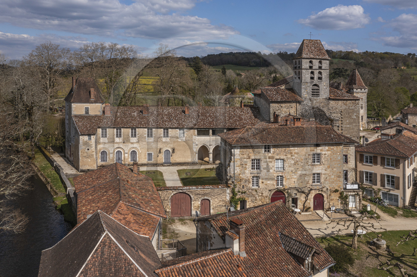 France, Dordogne (24), Périgord Vert, Saint-Jean-de-Côle, labellisé Les Plus Beaux Villages de France, l'ancien prieuré et le clocher de l'église Saint-Jean-Baptiste (vue aérienne)