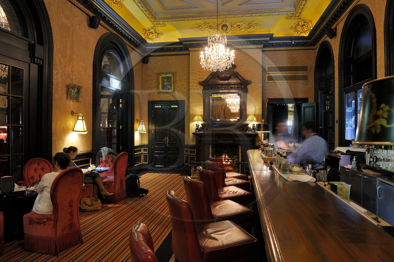 Royaume-Uni, Irlande du Nord, Belfast, le bar du Merchant Hotel dans une ancienne banque
