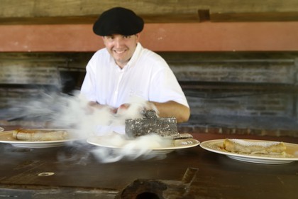 Argentine, province de Buenos Aires, San Antonio de Areco, estancia La Bamba de Areco, touche finale sur les crèpes