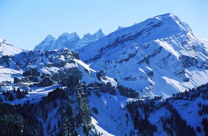 France, Haute-Savoie (74), Avoriaz, station de sports d'hiver perchée sur une falaise