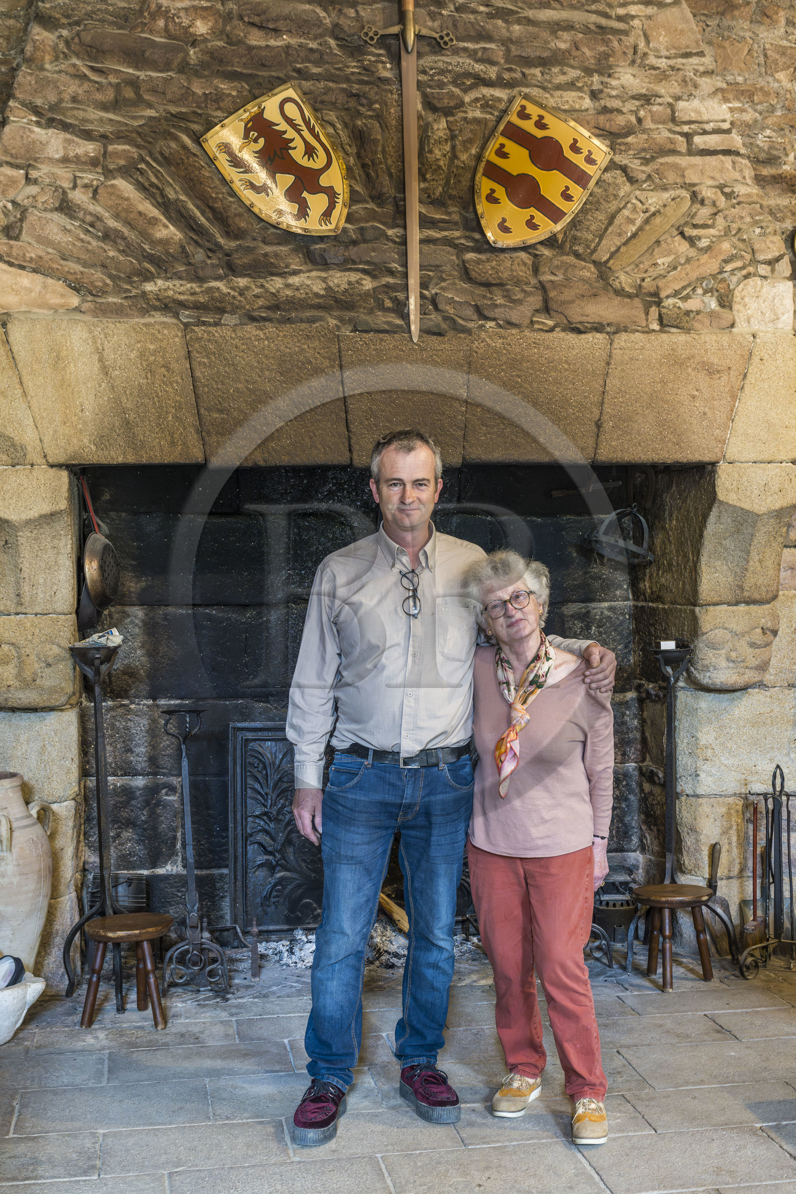 France, Côtes d'Armor (22), Grand Site de France Cap d'Erquy – Cap Fréhel, Plévenon, le Fort La Latte ou château de la Roche Goyon du XVème siècle, le logis du Gouverneur devenu familial, le chateau est une propriété familiale, la maman Isabelle Jouon-des-Longrais et son fils Guénolé