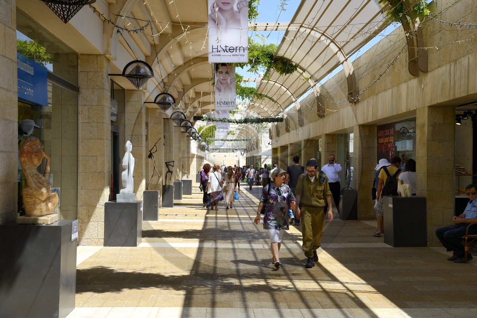 Israel, Jerusalem, centre commercial de luxe de la rue piétonne Mamilla dans la ville moderne, conçu par l'architecte israélien Moshe Safdie