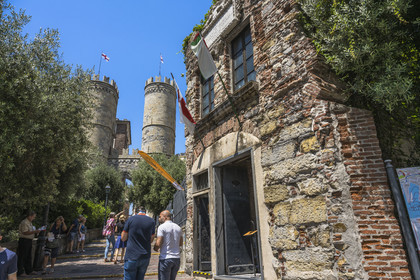 Italie, Ligurie, Gênes, la maison-musée de Christophe Colomb, une reconstruction datant du XVIIIème siècle de l’édifice original, la Porta Soprana (Tours de Sant'Andrea) et les Remparts de Barberousse en arrière plan