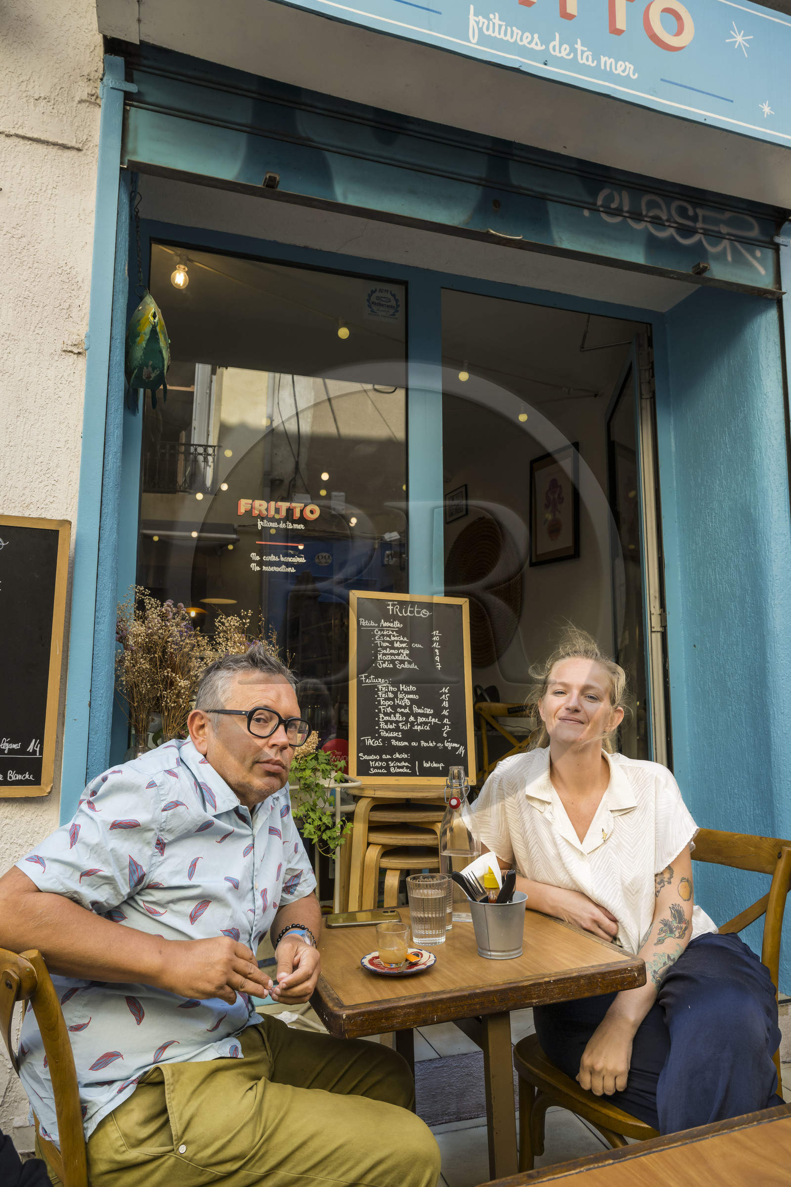 France, Hérault (34), Sète, restaurant Fritto rue André Portes, l’artiste sétois Topolino (Marc Combas) en terrasse avec la cheffe Marilou Fassanaro