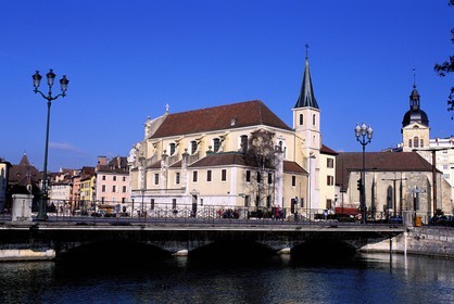France, Haute-Savoie (74), le vieil Annecy, pont sur le Thiouet l'église Saint-François