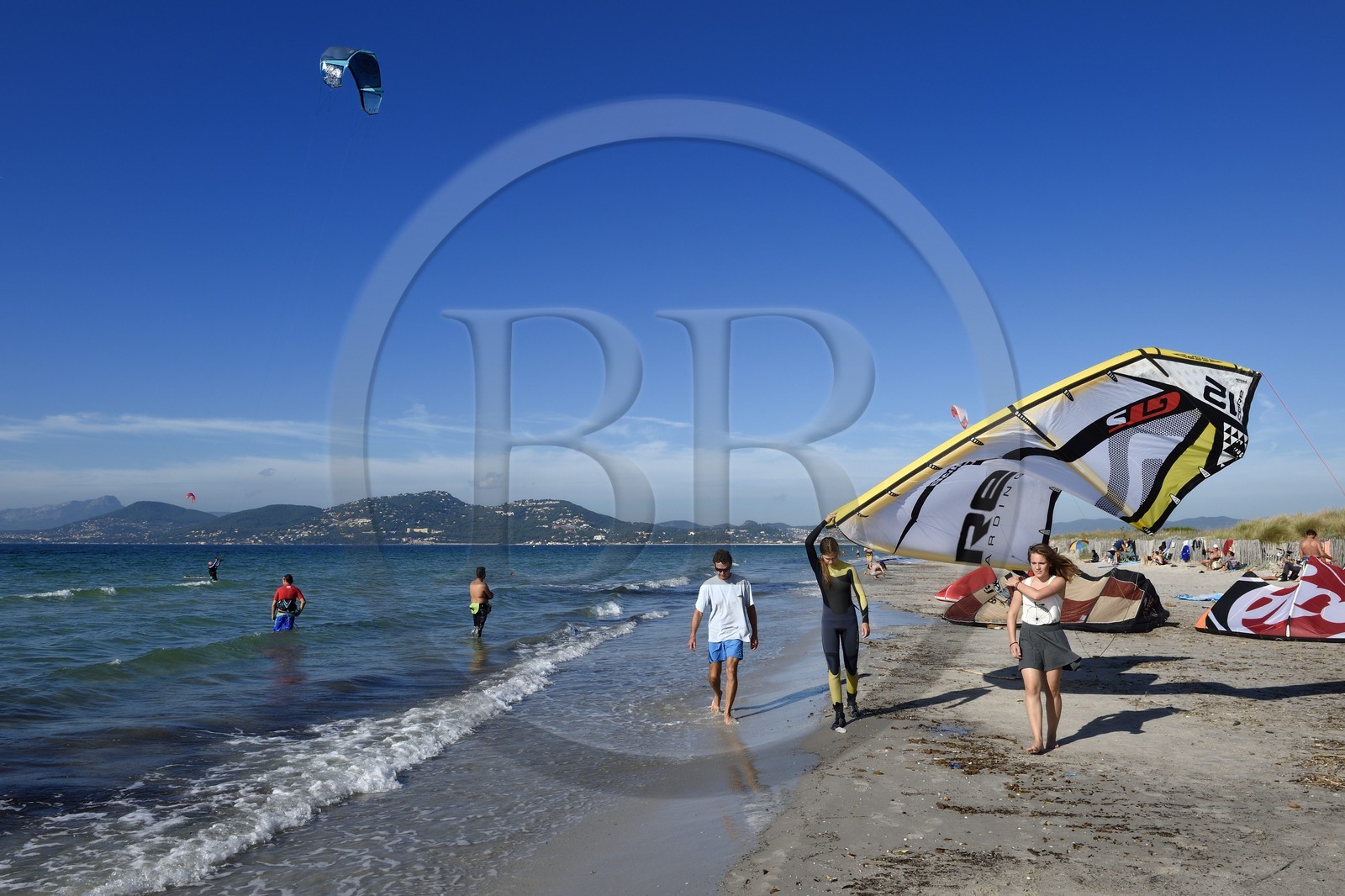 France, Var (83), Hyères, Presqu'Ile de Giens, pratique du kitesurf sur la plage de l'Almanarre