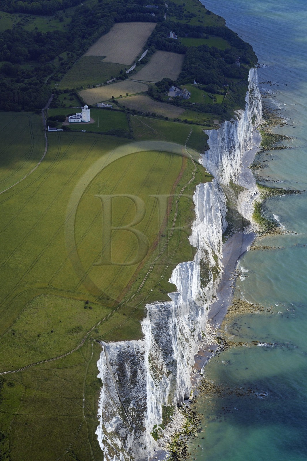 Royaume-Uni, Angleterre, Kent, baie de St.Margaret, falaises blanches de Douvres et le phare de South Foreland (vue aérienne)