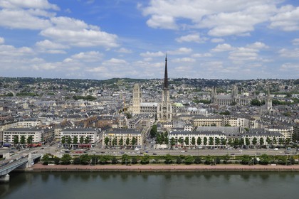 France, Seine-Maritime (76), Rouen, les quais de la Seine et La cathédrale Notre-Dame