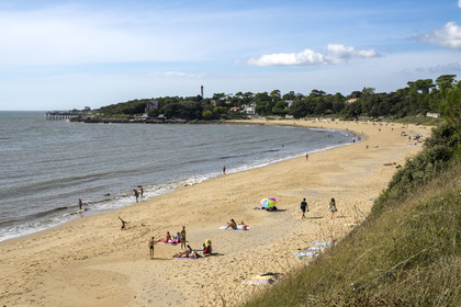 France, Charente-Maritime (17), région de Royan, Saint-Palais-sur-Mer, plage du Platin et le Phare de Terre-Nègre en arrière plan