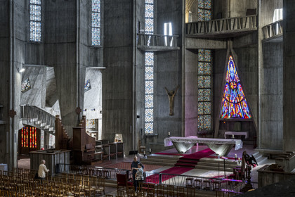 France, Charente-Maritime (17), Royan, église Notre-Dame de Royan construite de 1955 à 1958 par l'architecte Guillaume Gillet (Grand Prix de Rome), le chœur et le vitrail central représentant la Vierge de l'Apocalypse