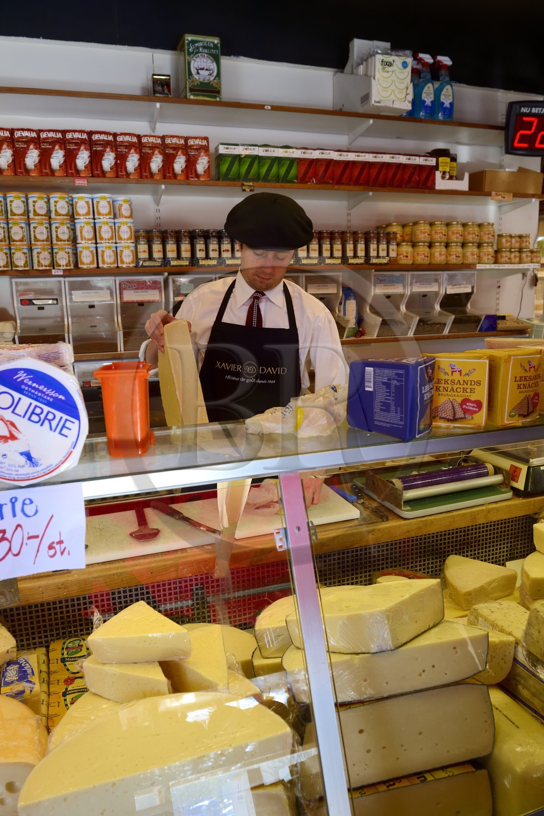 Suède, Västra Götaland, Göteborg (Gothenburg), les halles couvertes principales Saluhallen, fromager