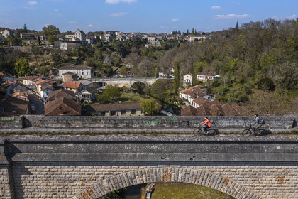 France, Dordogne (24), Périgord Vert, Nontron, cyclistes faisant la véloroute la Flow Vélo sur l'ancien viaduc ferroviaire qui traverse la vallée du Bandiat, la ville en arrière plan (vue aérienne)