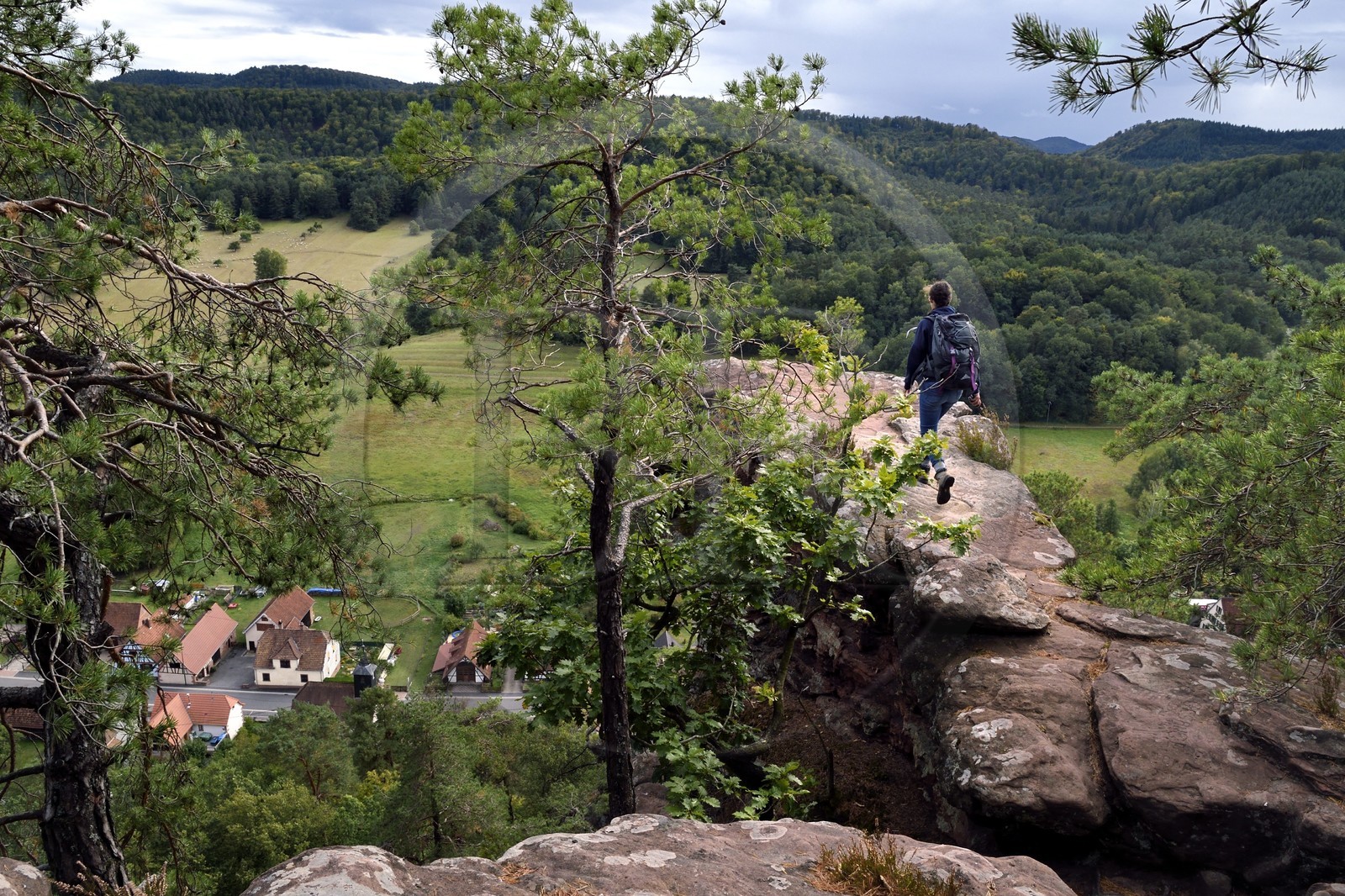 France, Bas-Rhin (67), Parc naturel régional des Vosges du Nord, Obersteinbach, le rocher en grès du Wachtfels domine le village