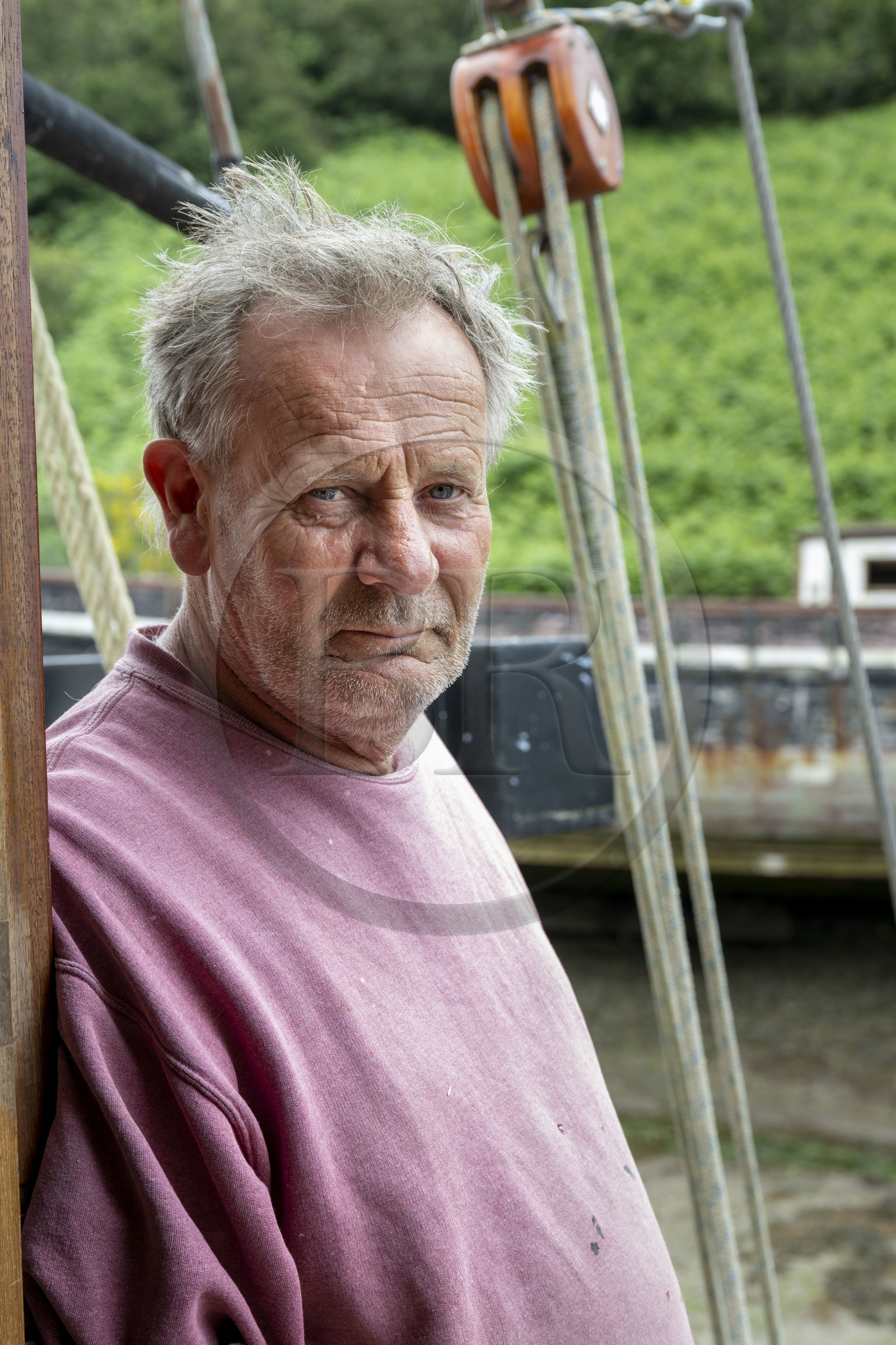France, Finistère (29), Pays des Abers, Aber Wrac'h, Lannilis, le Moulin de l'Enfer, chantier naval de l'association AJD (association Amis de Jeudi-Dimanche) fondée par le Père Jaouen, Yves Loiselet dit Ziton à bord de la nouvelle goélette à trois mâts et hunier le Bel Espoir II à coque en acier dont le chantier est presque achevé