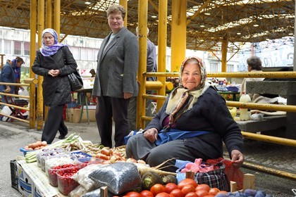 Bosnie-Herzégovine, Sarajevo, vendeuse de légumes sur le marché de Markala