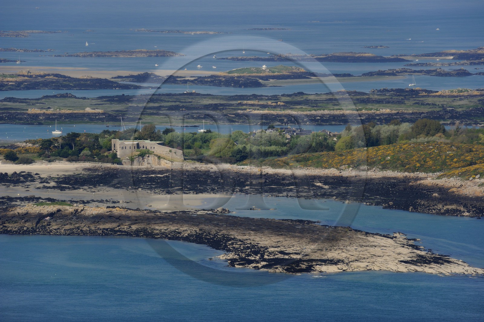 France, Manche (50), îles Chausey, Grande Ile, la plage de Port-Homard et le Château Renault (vue aérienne)