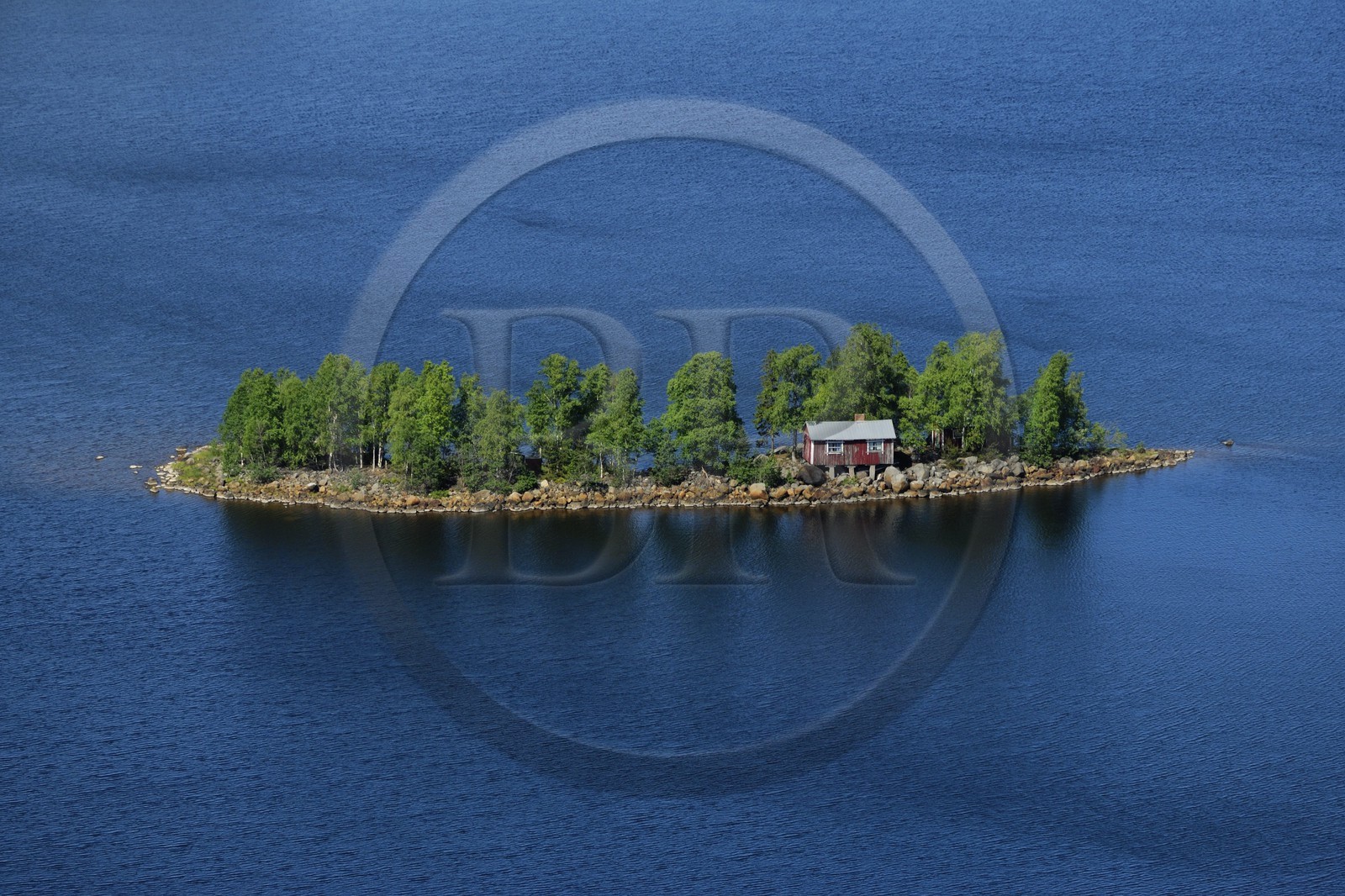 Suède, Laponie, comté de Norrbotten, région de Lulea, petite maison sur une île en Mer Baltique (vue aérienne)