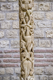 France, Paris, Musée de Cluny - Musée national du Moyen-Age (Middle Ages Museum in the former Hotel de Cluny), Romanesque art, couples of birds and griffins on a small column from a jamb of the portal of the abbey church of Saint-Denis
