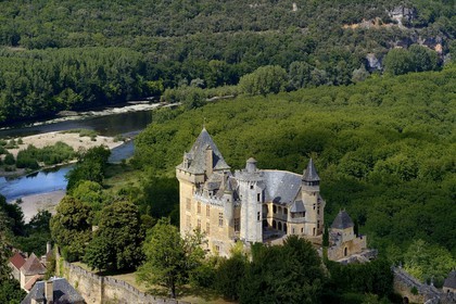 France, Dordogne (24), Périgord Noir, vallée de la Dordogne, Vitrac, le chateau de Montfort surplombant la Dordogne (vue aérienne)