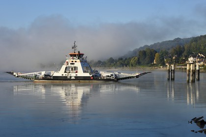 France, Seine-Maritime (76), Pays de Caux, Parc naturel régional des Boucles de la Seine normande, Duclair, traversée du bac auto sur la Seine dans la brume du petit matin