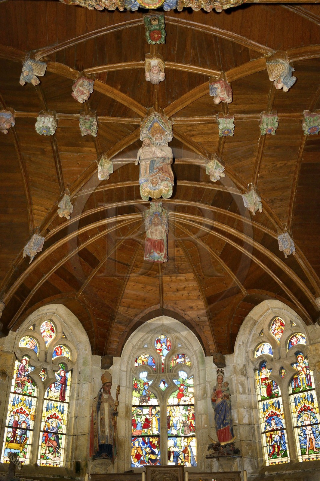 France, Côtes-d'Armor (22), église de Loc-Envel, sculptures peintes en bois sur la sablière décorant la voûte (16ème siècle)