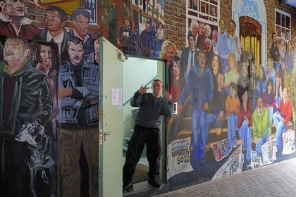 Royaume-Uni, Irlande du Nord, Belfast, quartier de la cathedrale, la peinture murale dite des personnalités entre Commercial Court et Donegall Street Place