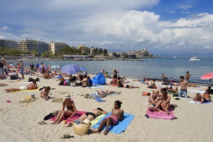 France, Alpes-Maritimes, Antibes, Ponteil beach and the old town in the background