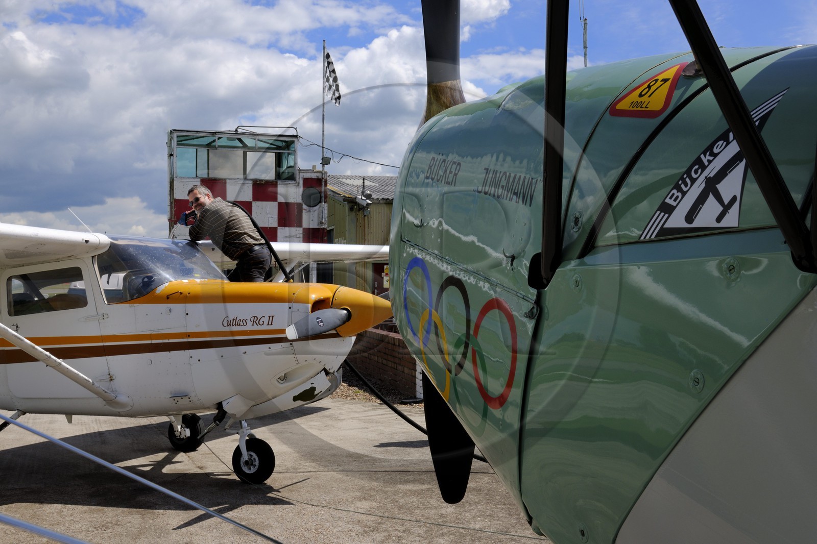 Royaume-Uni, Angleterre, Yorkshire de l'Est (East Yorkshire), aérodrome de Breighton, petit biplan monomoteur biplace de tourisme et de sport aérien Bücker Jungmann aux couleures de l'Allemagne Nazi et Cessna
