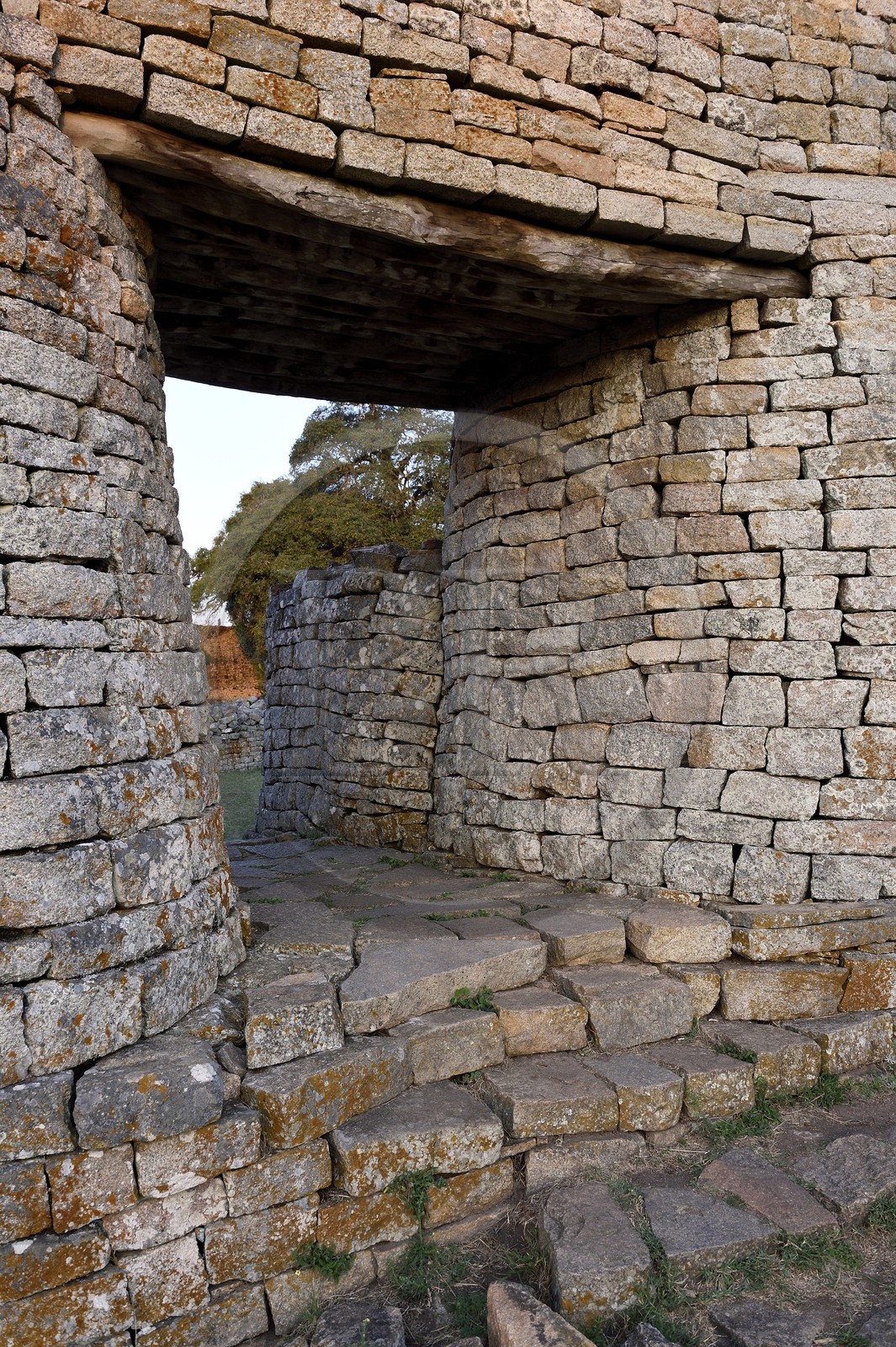 Zimbabwe, province de Masvingo, les ruines du site archéologique du Grand Zimbabwe, classé Patrimoine Mondial de l'UNESCO, Xème au XVème siècle, porte ouest du mur extérieur du Grand Enclos