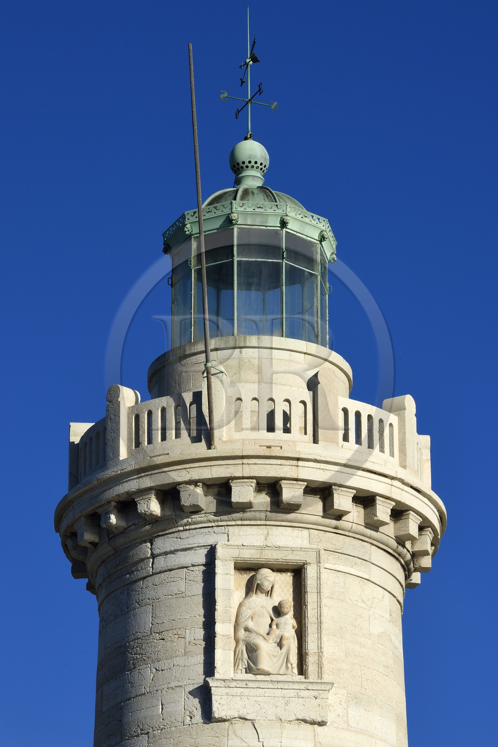 France, Bouches-du-Rhône (13), Marseille, Zone Euroméditerranée, phare de Sainte Marie marque l'entrée des bassins du Grand port maritime de Marseille