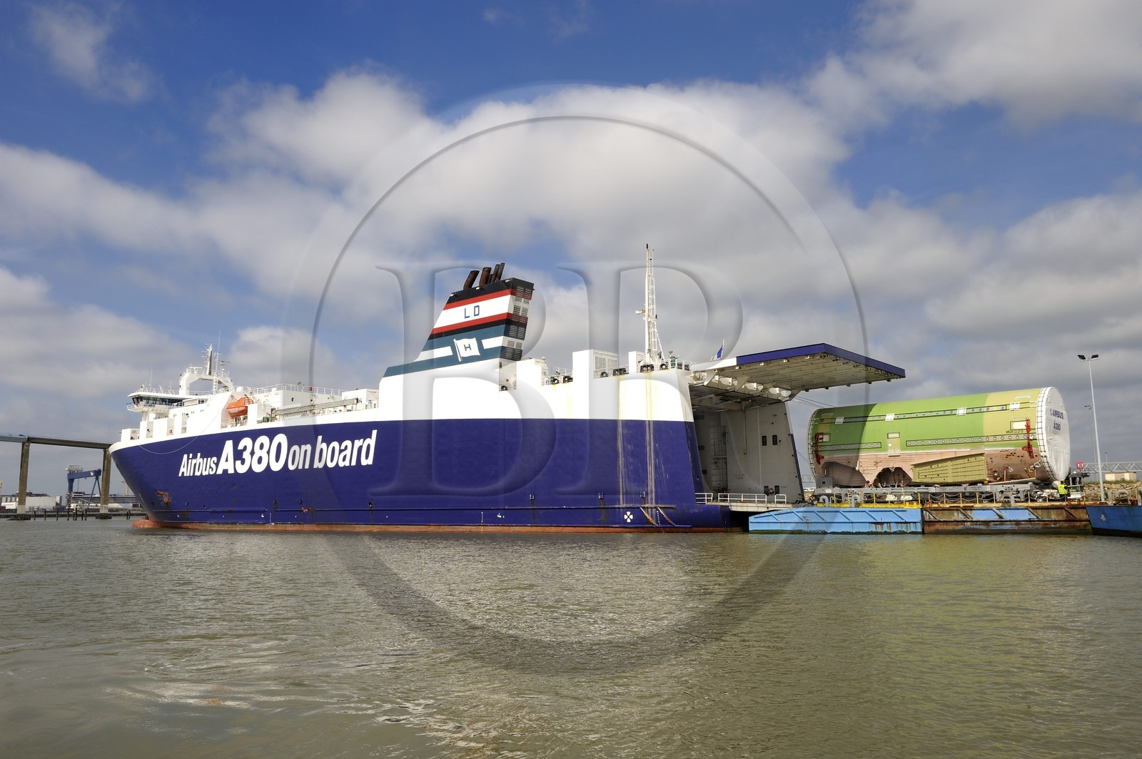 France, Loire-Atlantique (44), port autonome de Nantes Saint-Nazaire, terminal roulier de Gron - Montoir de Bretagne, embarquement d'une pièce de l'airbus A380