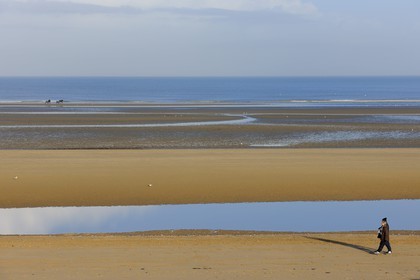 France, Manche (50), Cotentin, Sainte-Marie-du-Mont, Utah Beach où prit place le principal débarquement americain le 6 juin 1944, attelage de course de trot sur la plage à marée basse
