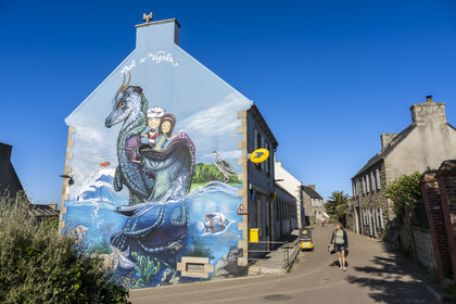 France, Finistère (29), Iles du Ponant, Ile de Batz, peinture murale des street-artistes Zag et Anje reprenant la légende du dragon sur un mur du bureau de la Poste