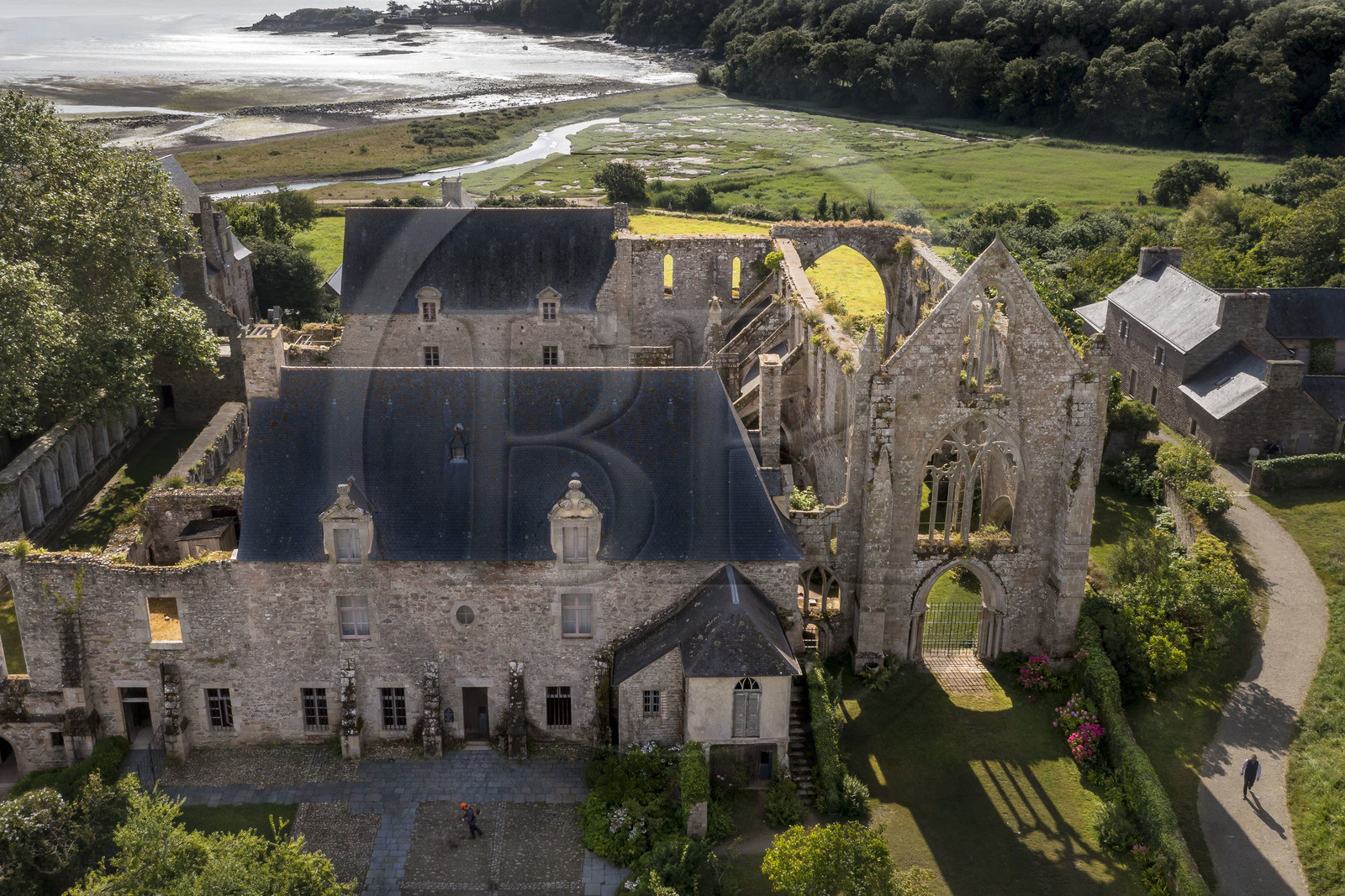 France, Cotes d'Armor, Paimpol, abbaye de Beauport du XIIIème siècle (vue aérienne)