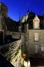 France, Manche (50), Mont-Saint-Michel, classé Patrimoine Mondial de l'UNESCO, la Maison des Artichauts au dessus de la Grande Rue et l'abbaye