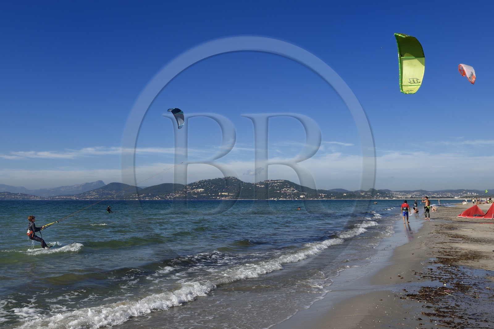 France, Var (83), Hyères, Presqu'Ile de Giens, pratique du kitesurf sur la plage de l'Almanarre