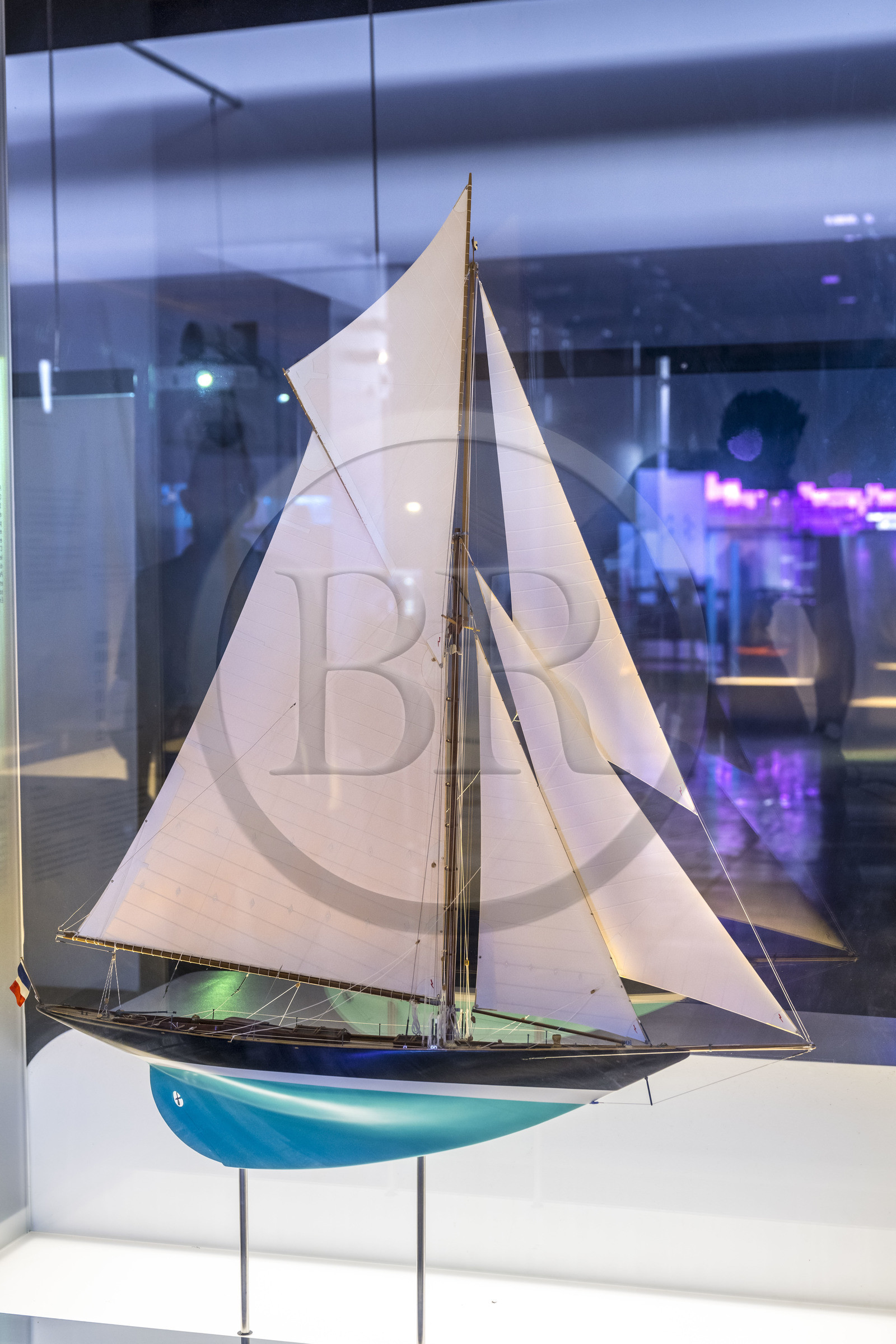 France, Morbihan (56), Lorient, Lorient La Base, ancienne base de sous-marins construite par les Allemands durant la Seconde Guerre mondiale,  Cité de la Voile Eric Tabarly, maquette du Pen Duick 1 original conçu fin du XXème siècle