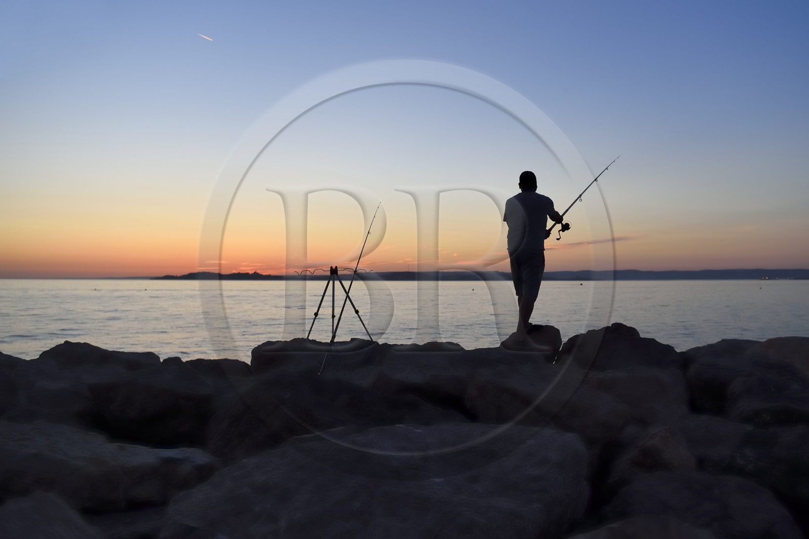 France, Bouches-du-Rhône (13), Marseille, La Madrague, pêcheur au coucher de soleil face au Frioul