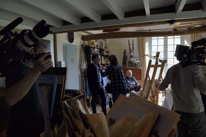 France, Yvelines (78), Montchauvet, tournage pour la télévision du Village Préféré des Français avec Stéphane Bern, dans l'atelier de l'artiste peintre Raoul Mouillard