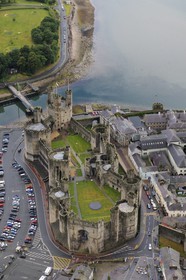 Royaume-Uni, Angleterre, Pays de Galles, Caernarfon, château-fort du XIIIème siècle construit par Edouard Ier d'Angleterre (vue aérienne)