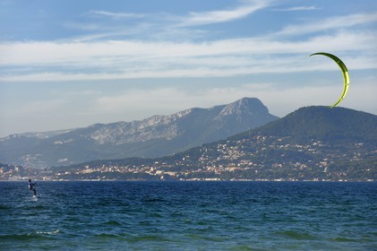 France, Var (83), Hyères, Presqu'Ile de Giens, plage de l'Almanarre, Ariane Imbert en kitefoil, triple championne de France de Kitesurf et vice-championne du monde de Race 2014