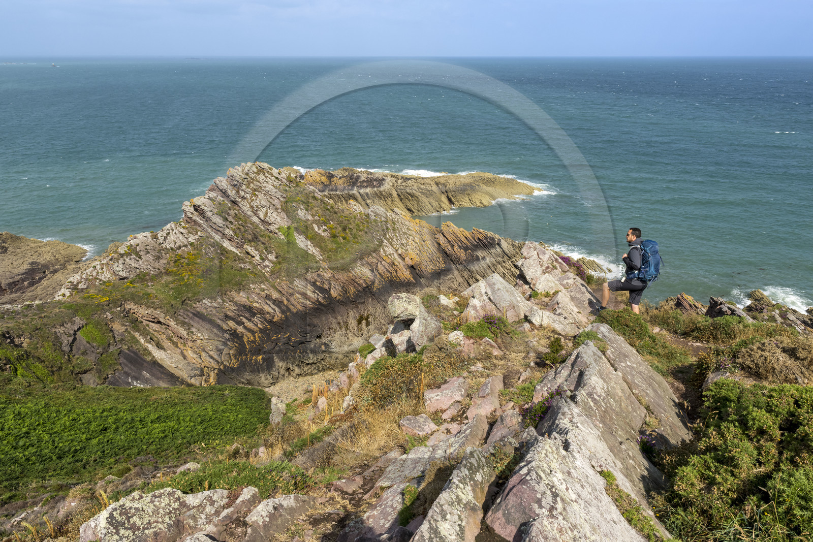 France, Côtes d'Armor (22), Grand Site de France Cap d'Erquy – Cap Fréhel, Erquy, randonneurs sur le chemin de Grande Randonnée GR34 à la Pointe du Cap d'Erquy