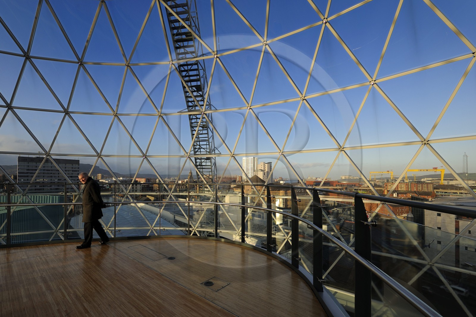 Royaume-Uni, Irlande du Nord, Belfast, le dôme en verre de 35m de diamètre du centre commercial de Victoria Square offre une large vue sur la ville