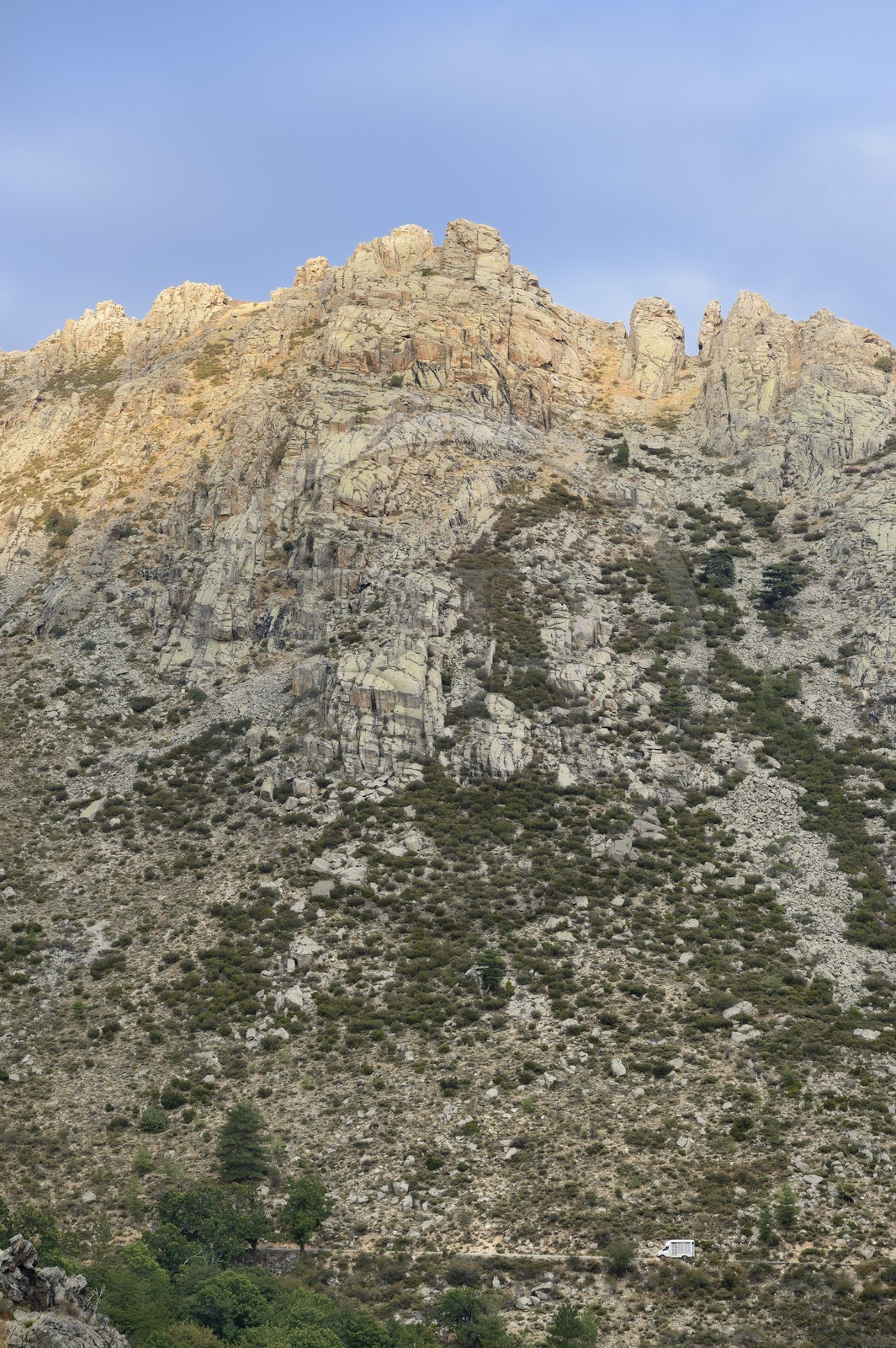 France, Haute-Corse (2B), région du Niolu (Niolo), Calasima plus haut village de Corse (1 095m), d’aiguilles rocheuses aux formes bosselées, les Cinque Frati (les cinq moines)
