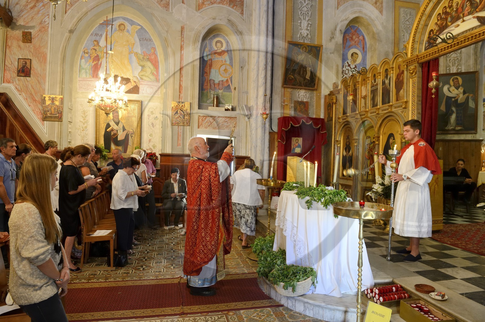 France, Corse-du-Sud (2A), Cargèse, église Saint Spyridon grecque catholique de rite oriental, messe de la fête du basilic (exaltation de la Sainte-Croix) par l’archimandrite Athanase